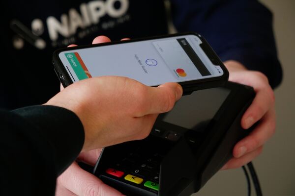 Πως να διαμορφώσετε το Apple Pay και να προσθέσετε μια χρεωστική ή πιστωτική κάρτα γρήγορα κι εύκολα;